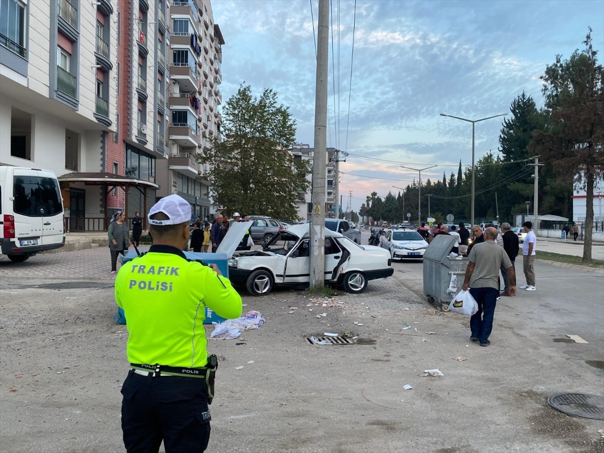 Adana'nın Ceyhan ilçesinde elektrik direğine çarpan otomobildeki 3 kişi yaralandı.