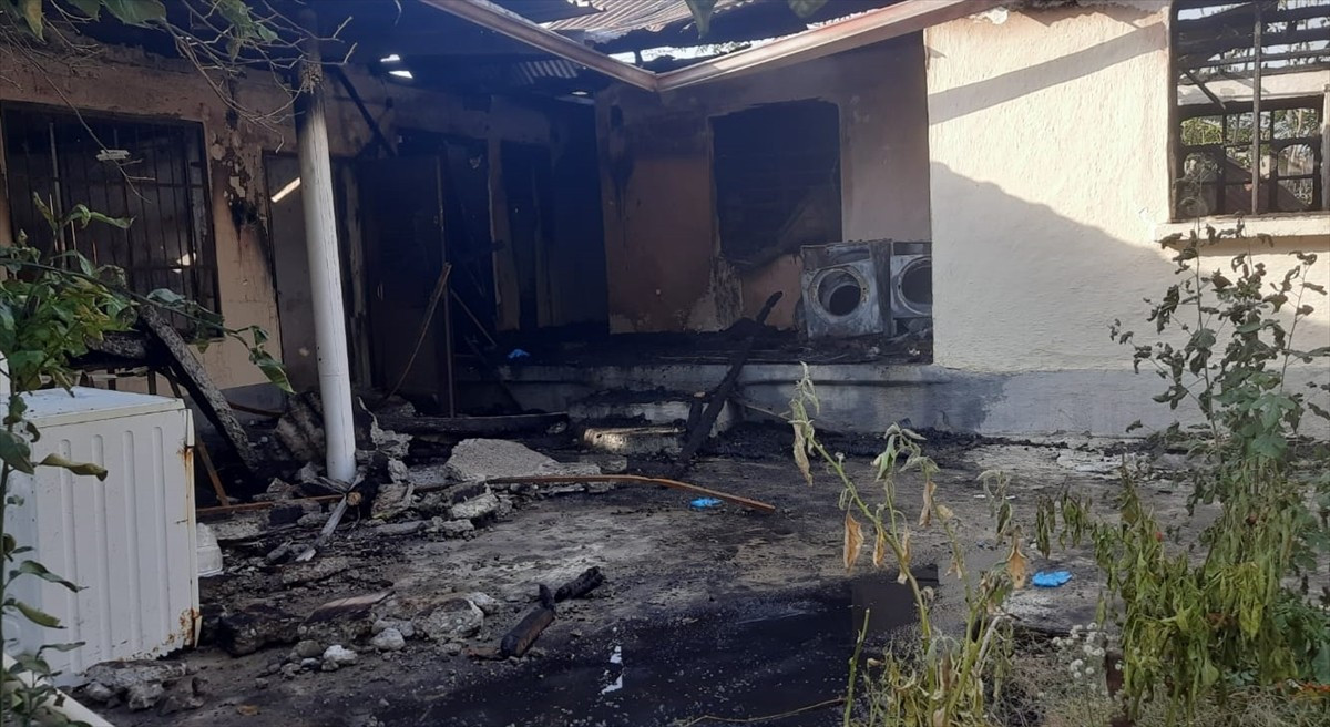 Adana'nın Ceyhan ilçesinde müstakil evde çıkan yangında bir kişi yaşamını yitirdi.