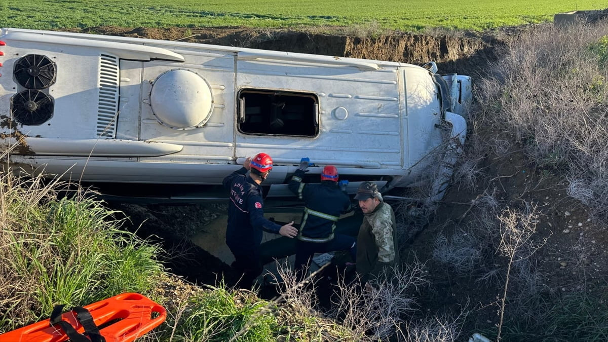Adana'nın Ceyhan ilçesinde öğrenci servisinin dereye düşmesi sonucu yaralanan 9 kişi hastaneye...