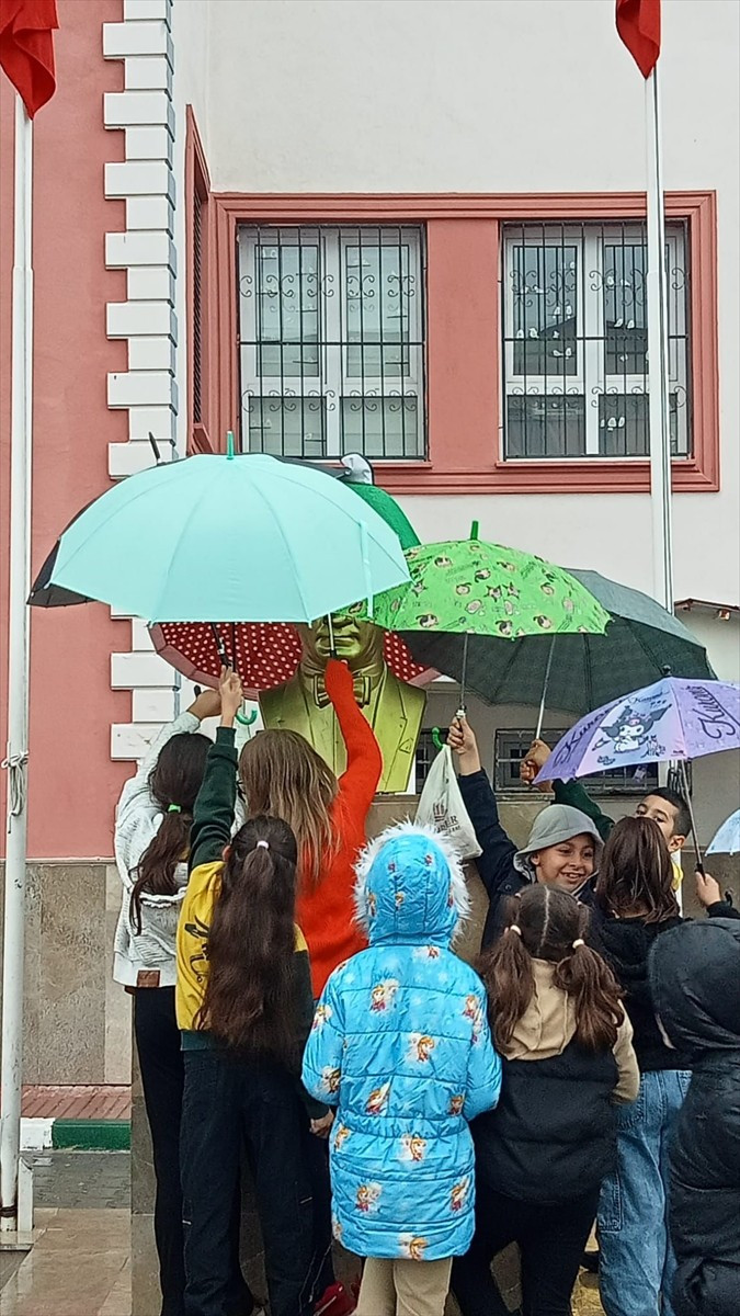 Adana'nın Ceyhan ilçesinde öğrenciler okuldaki Atatürk büstünün yağmurda ıslanmaması için şemsiye...