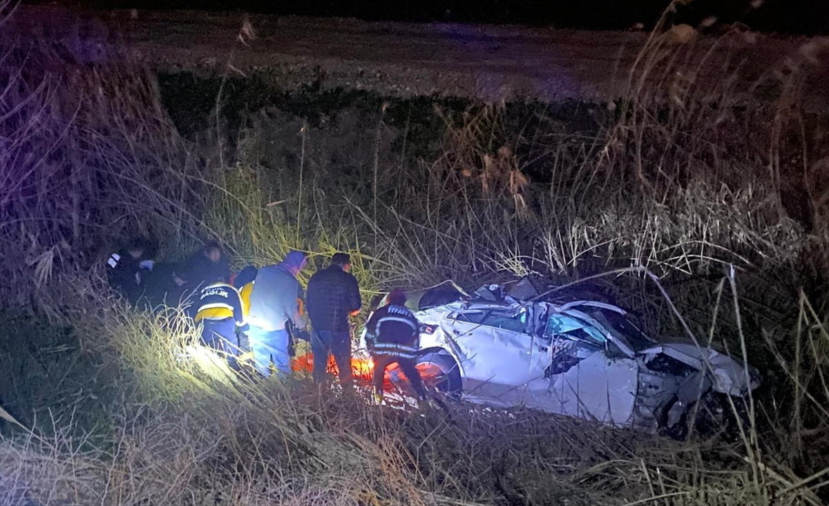 Adana'nın Ceyhan ilçesinde, otomobilin dere yatağına devrilmesi sonucu 1 kişi hayatını kaybetti, 3...