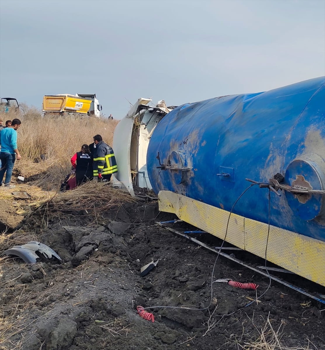 Adana'nın Ceyhan ilçesinde tankerin devrilmesi sonucu 2 kişi yaralandı. İtfaiye ve sağlık ekipleri...