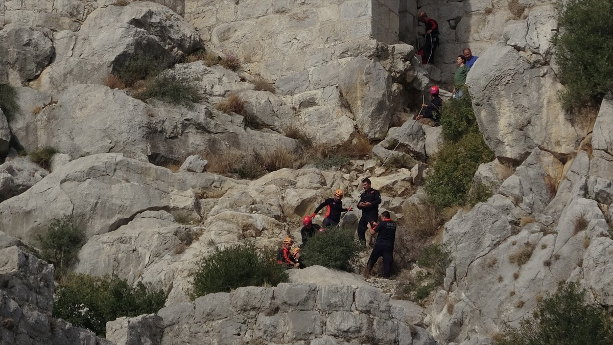 Adana'nın Ceyhan ilçesindeki Yılan Kalesi'nde düşerek yaralanan 9 yaşındaki çocuk hastaneye...