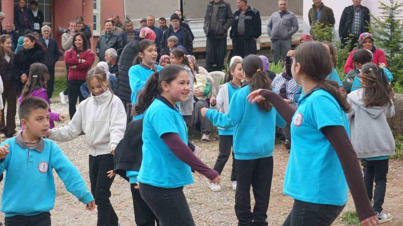 ADANA'NIN FEKE İLÇESİNDE BAHARIN GELİŞİ HIDIRELLEZ ŞENLİĞİ İLE KUTLANDI.