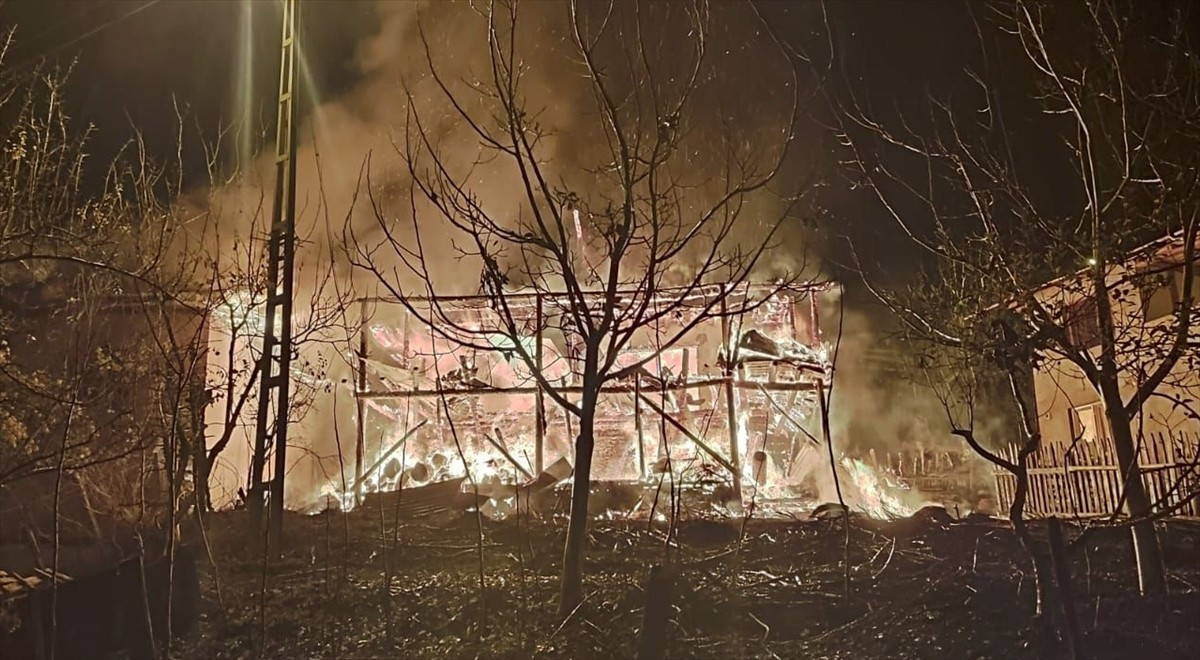 Adana'nın Feke ilçesinde bir evde çıkan ve yanındaki okul lojmanına da sıçrayan yangın söndürüldü...