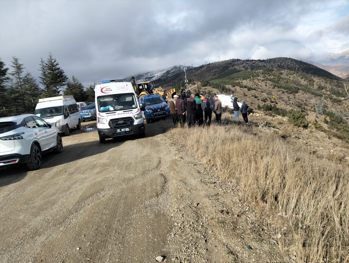 Adana'nın Feke ilçesinde şarampole yuvarlanan otomobilin kapısından atlamaya çalışırken aracın...