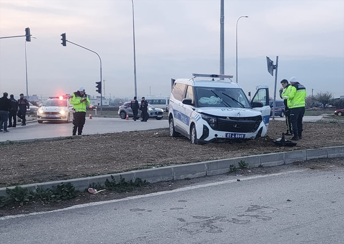 Adana'nın İmamoğlu ilçesinde uygulama noktasından kaçan otomobil ile çarpışan polis aracındaki 3...