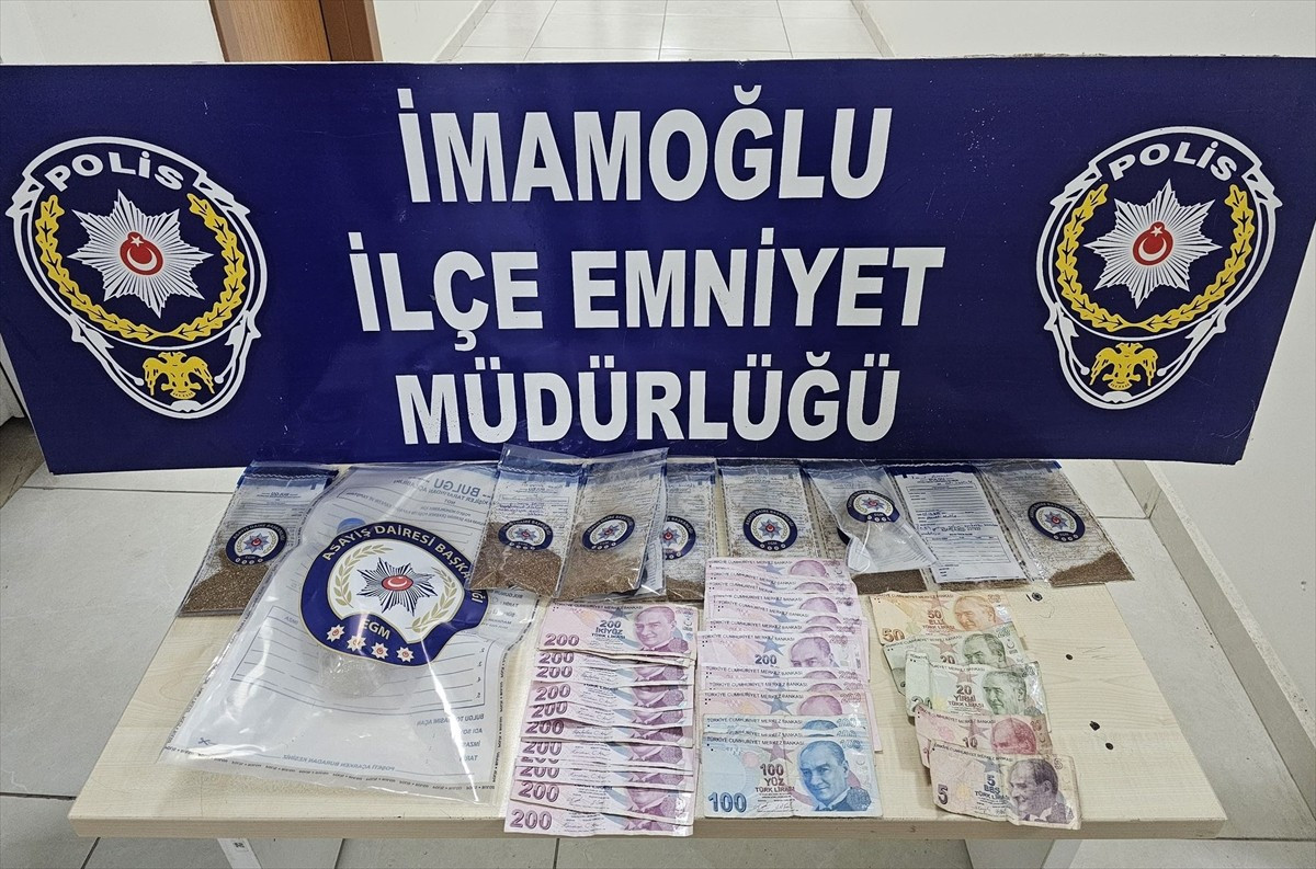 Adana'nın İmamoğlu ilçesinde uyuşturucu operasyonunda gözaltına alınan 4 şüpheliden 3'ü...