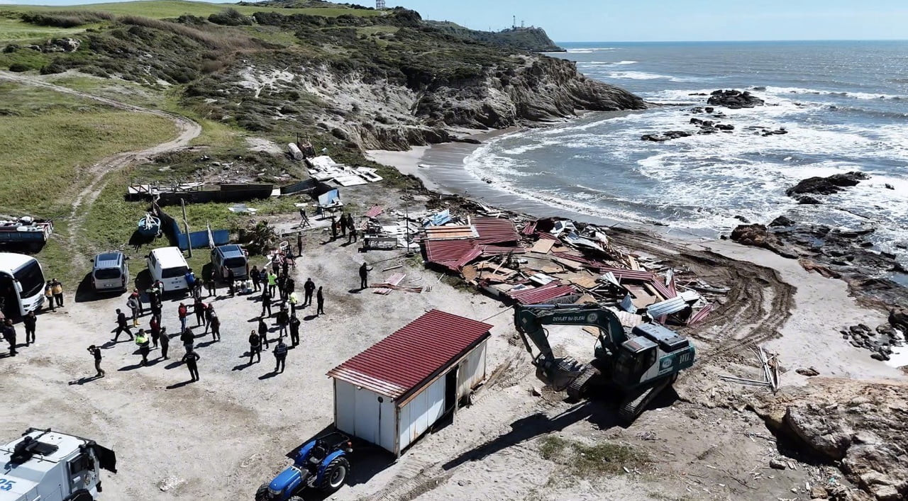 ADANA'NIN KARATAŞ İLÇESİ'NDE DENİZ SAHİLİNDEKİ KAÇAK YAPILAŞMA VE İŞGALLERE KARŞI BAŞLATILAN YIKIM...