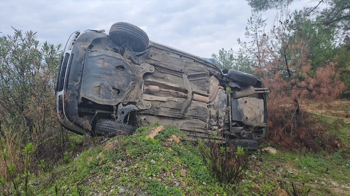 Adana'nın Kozan ilçesinde devrilen otomobildeki 2 kişi yaralandı.