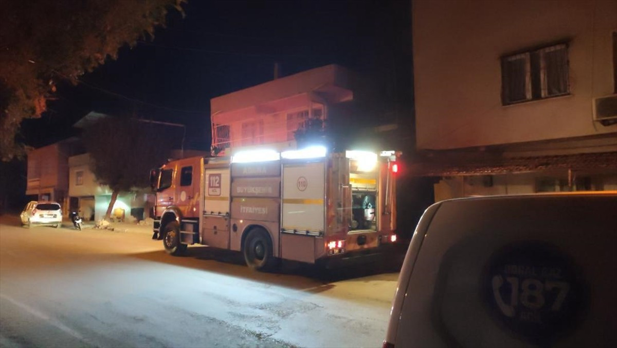 Adana'nın Kozan ilçesinde evde çıkan yangında 4 kişi dumandan etkilendi.