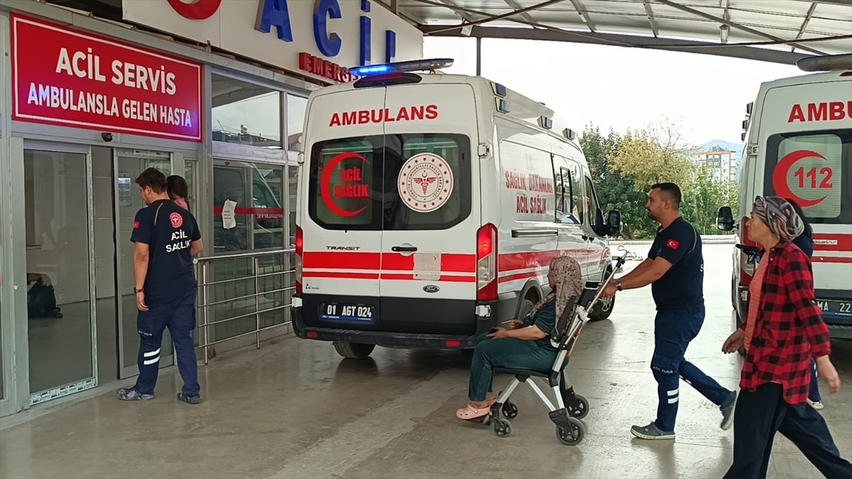 Adana'nın Kozan ilçesinde evde çıkan yangında dumandan etkilenen anneyle kızı hastaneye...