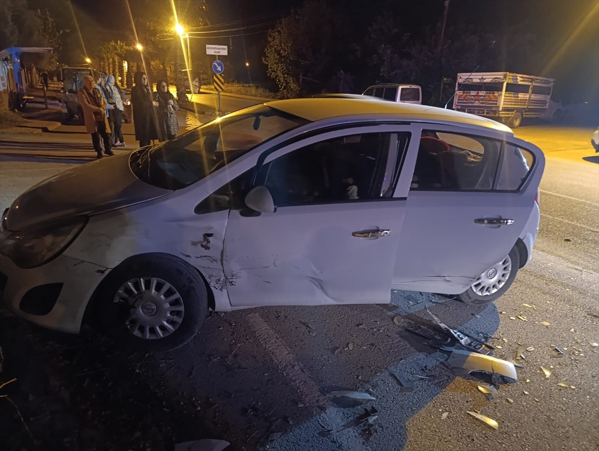  Adana'nın Kozan ilçesinde iki otomobilin çarpışması sonucu 3 kişi yaralandı.