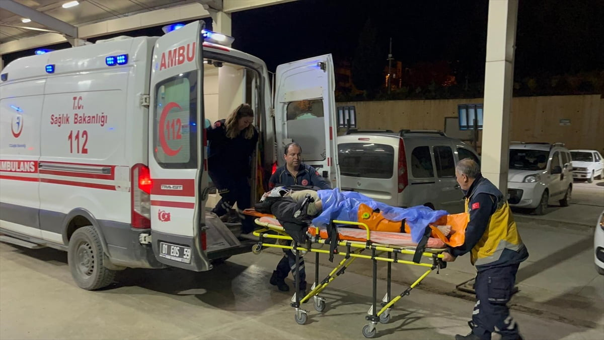 Adana'nın Kozan ilçesinde iki otomobilin çarpışması sonucu yaralanan 2 kişi hastaneye...