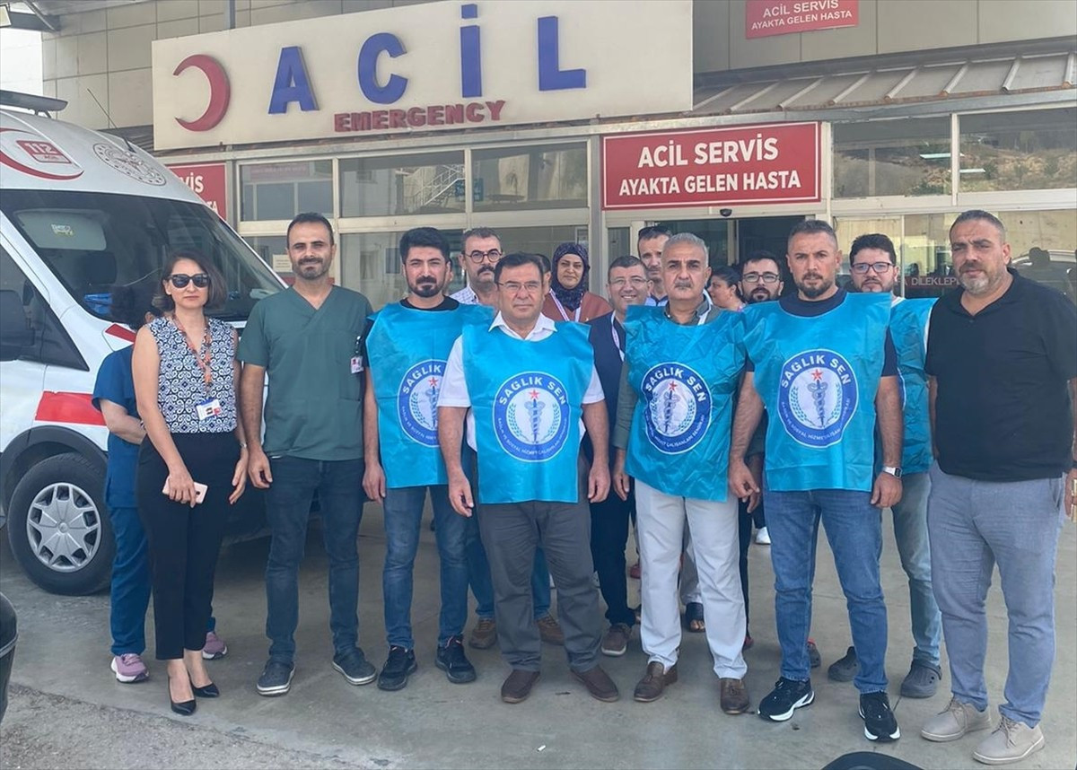 Adana'nın Kozan ilçesinde iki sağlık çalışanını darbeden şüpheli gözaltına alındı. Sağlık-Sen...