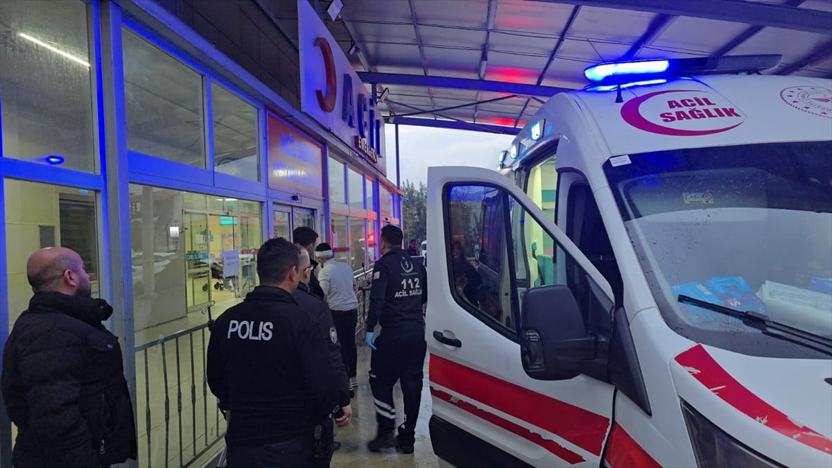 Adana'nın Kozan ilçesinde iş yerinde çıkan silahlı kavgada yaralanan iki kişi hastaneye...