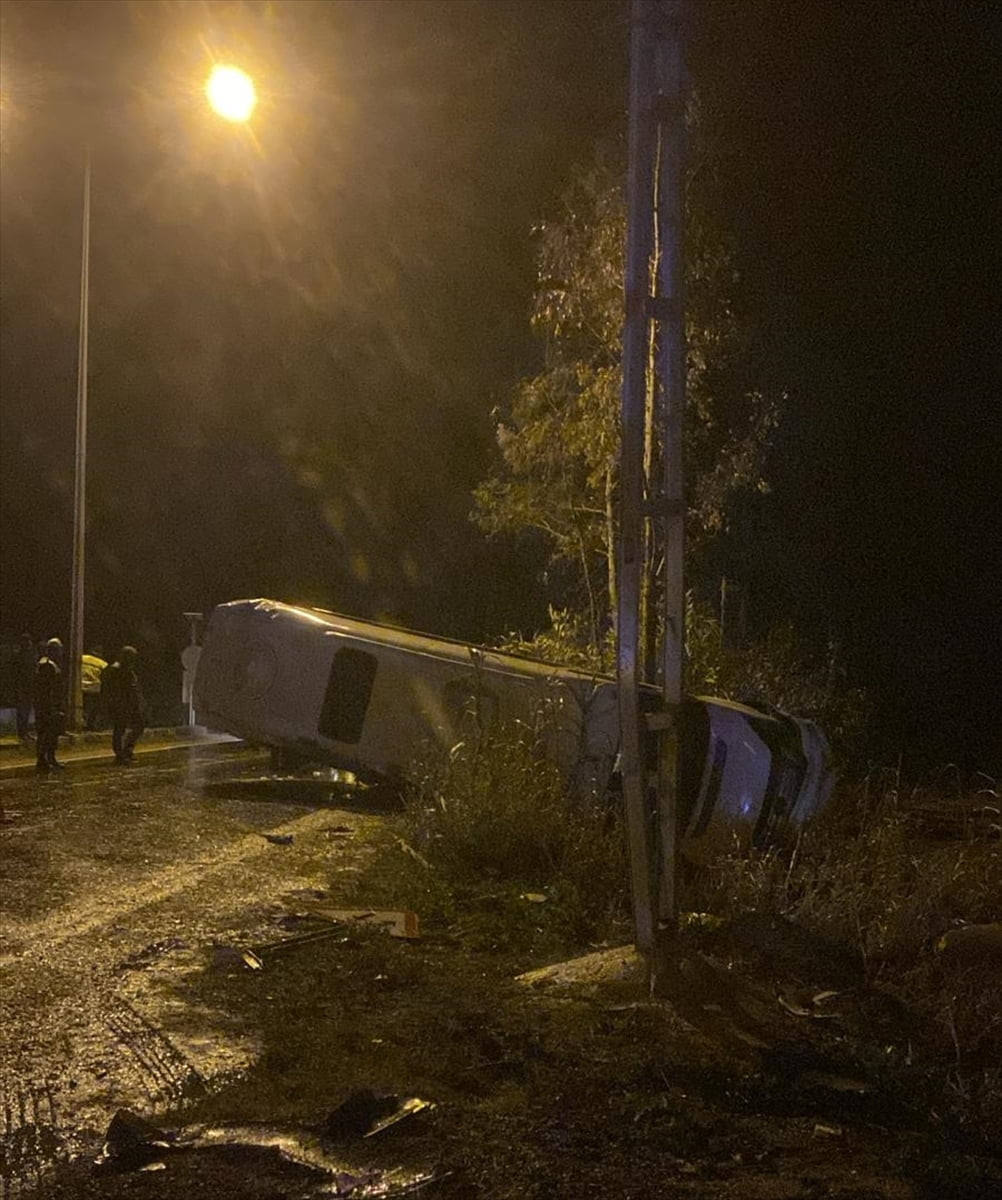 Adana'nın Kozan ilçesinde, işçileri taşıyan minibüsün devrilmesi sonucu 13 kişi yaralandı.