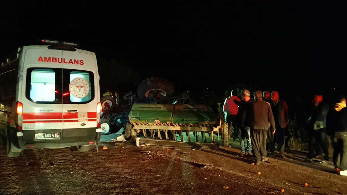 Adana'nın Kozan ilçesinde otomobil, traktör ve kamyonun karıştığı trafik kazasında yaralanan 2...