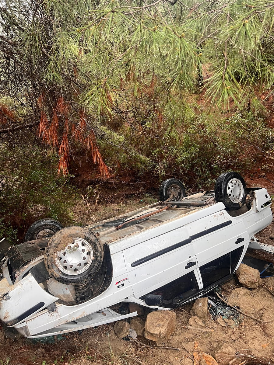 Adana'nın Kozan ilçesinde otomobilin şarampole yuvarlanması sonucu 4 kişi yaralandı.