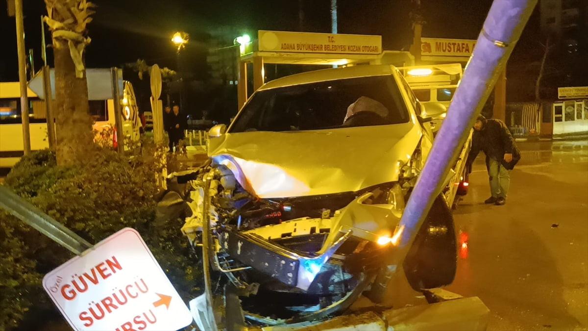 Adana'nın Kozan ilçesinde otomobille minibüsün çarpışması sonucu yaralanan 3 kişi hastaneye...