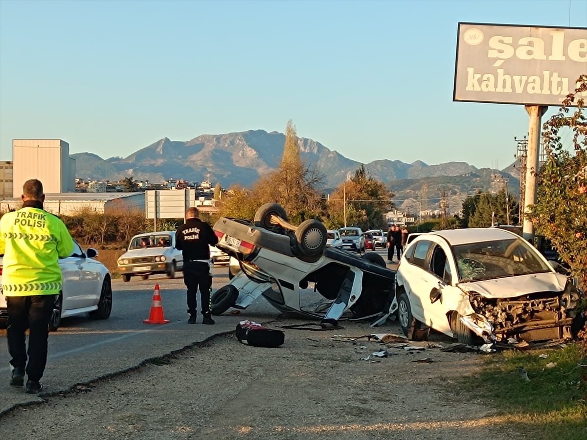 Adana'nın Kozan ilçesinde park halindeki araca çarpan otomobildeki 2 kişi yaralandı.