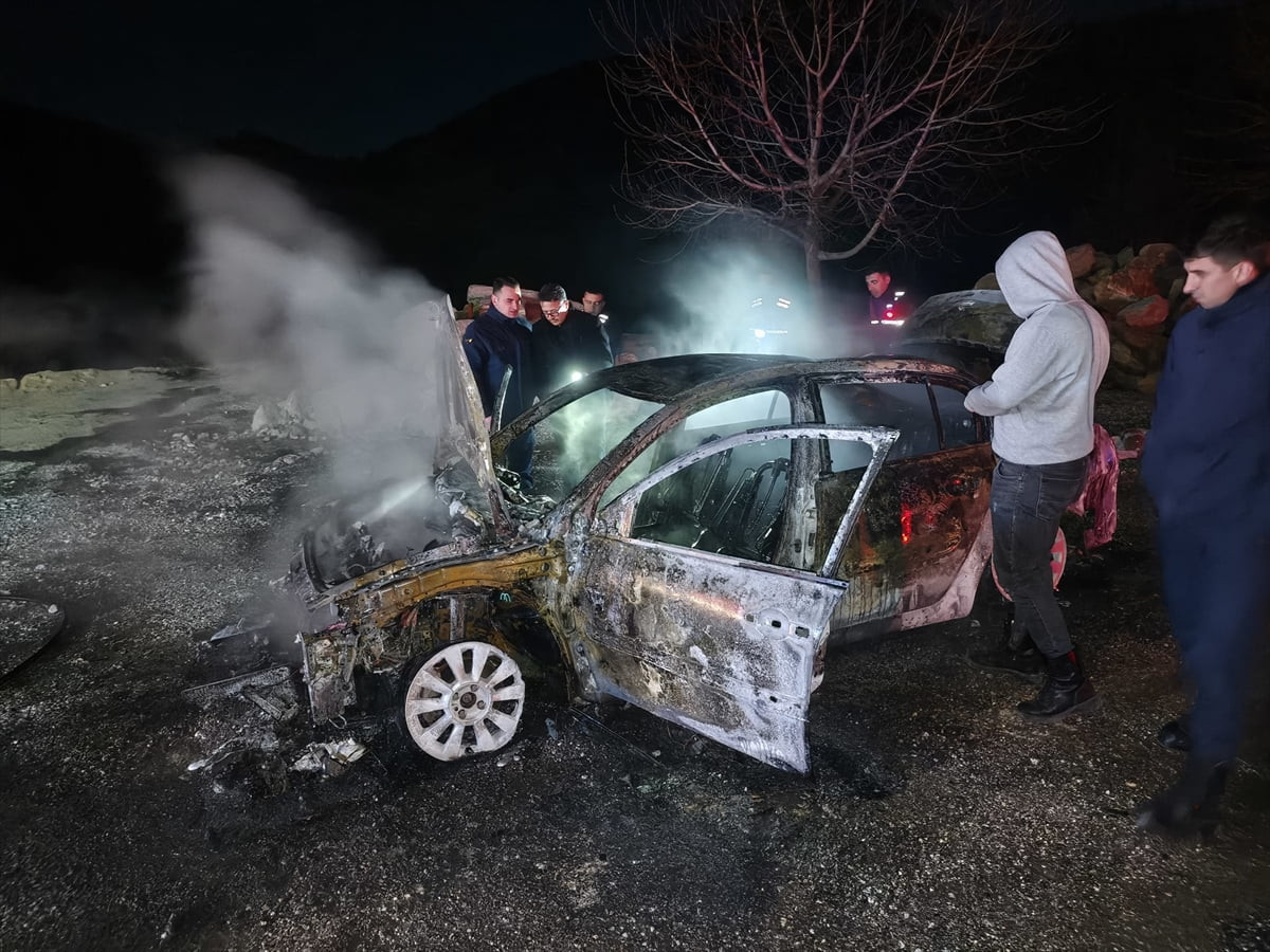 Adana'nın Kozan ilçesinde seyir halindeyken alev alan otomobil, kullanılamaz hale geldi.