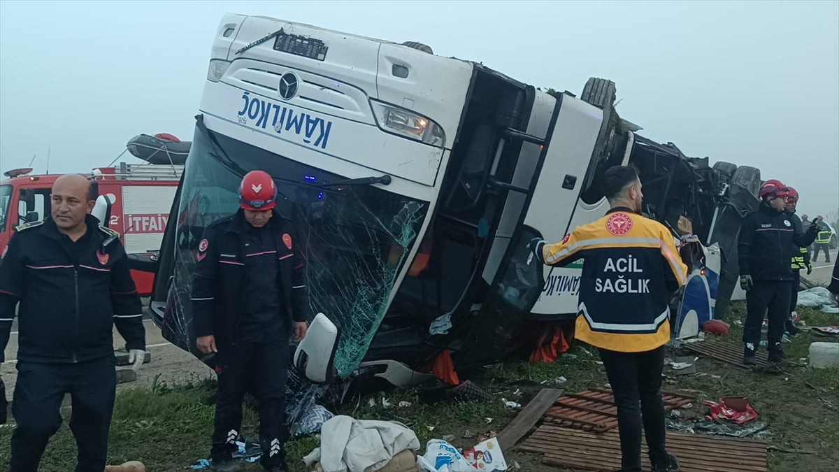 Adana'nın Kozan ilçesinde yolcu otobüsünün devrilmesi sonucu 2 kişi hayatını kaybetti, 19 kişi...