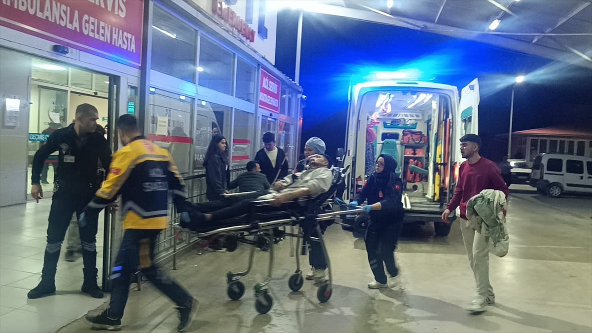 Adana'nın Kozan ilçesindeki bıçaklı kavgada yaralanan iki kişi hastaneye kaldırıldı.