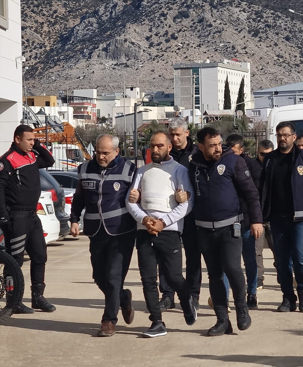 Adana'nın Kozan ilçesindeki bir tekel bayide 1 kişinin öldüğü, 1 kişinin yaralandığı bıçaklı...