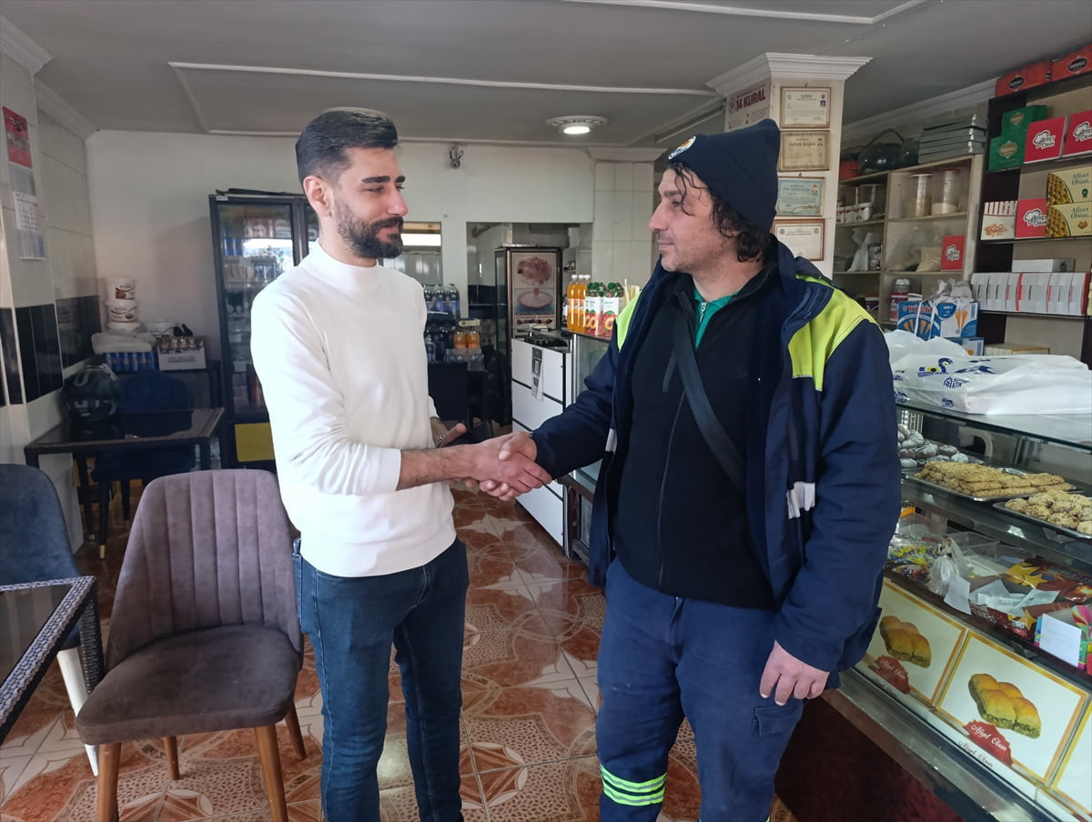 Adana'nın merkez Çukurova ilçesinde belediye personeli İsmail Almaz (sağda), parkta temizlik...