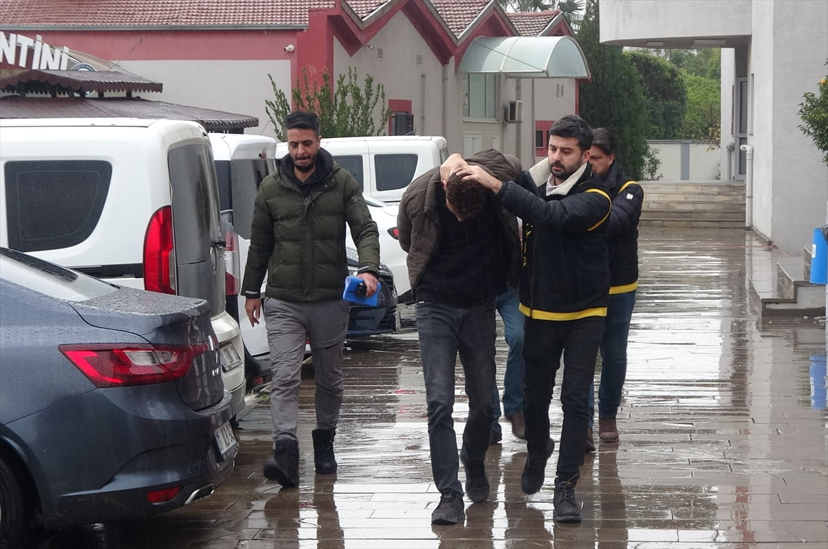 Adana'nın merkez Çukurova ilçesinde bir kargo firmasının şube müdürünün tabancayla öldürülmesine...