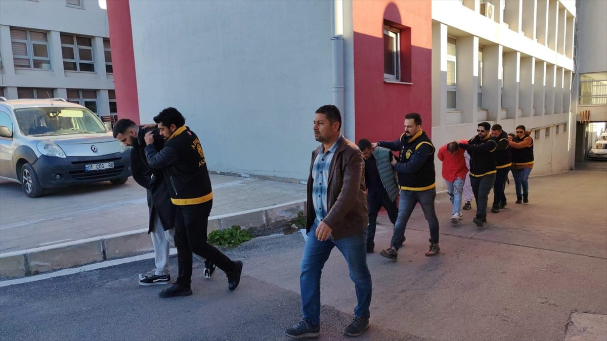 Adana'nın merkez Çukurova ilçesinde bir kişinin evinin önünde tabancayla vurularak öldürülmesiyle...