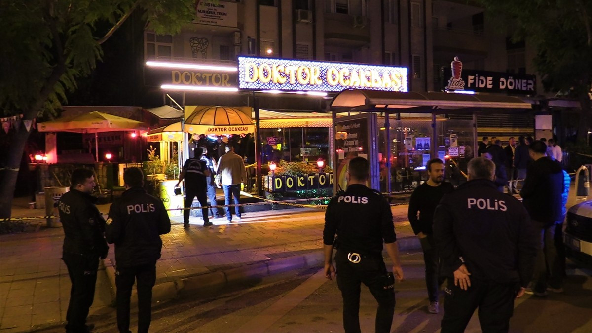 Adana'nın merkez Çukurova ilçesinde bir restorana düzenlenen silahlı saldırıda 1 kişi hayatını...