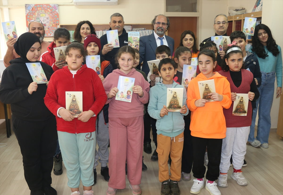 Adana'nın merkez Çukurova ilçesinde görme engelli öğrencilerin, merhum yazar Cemil Meriç'in anısı...