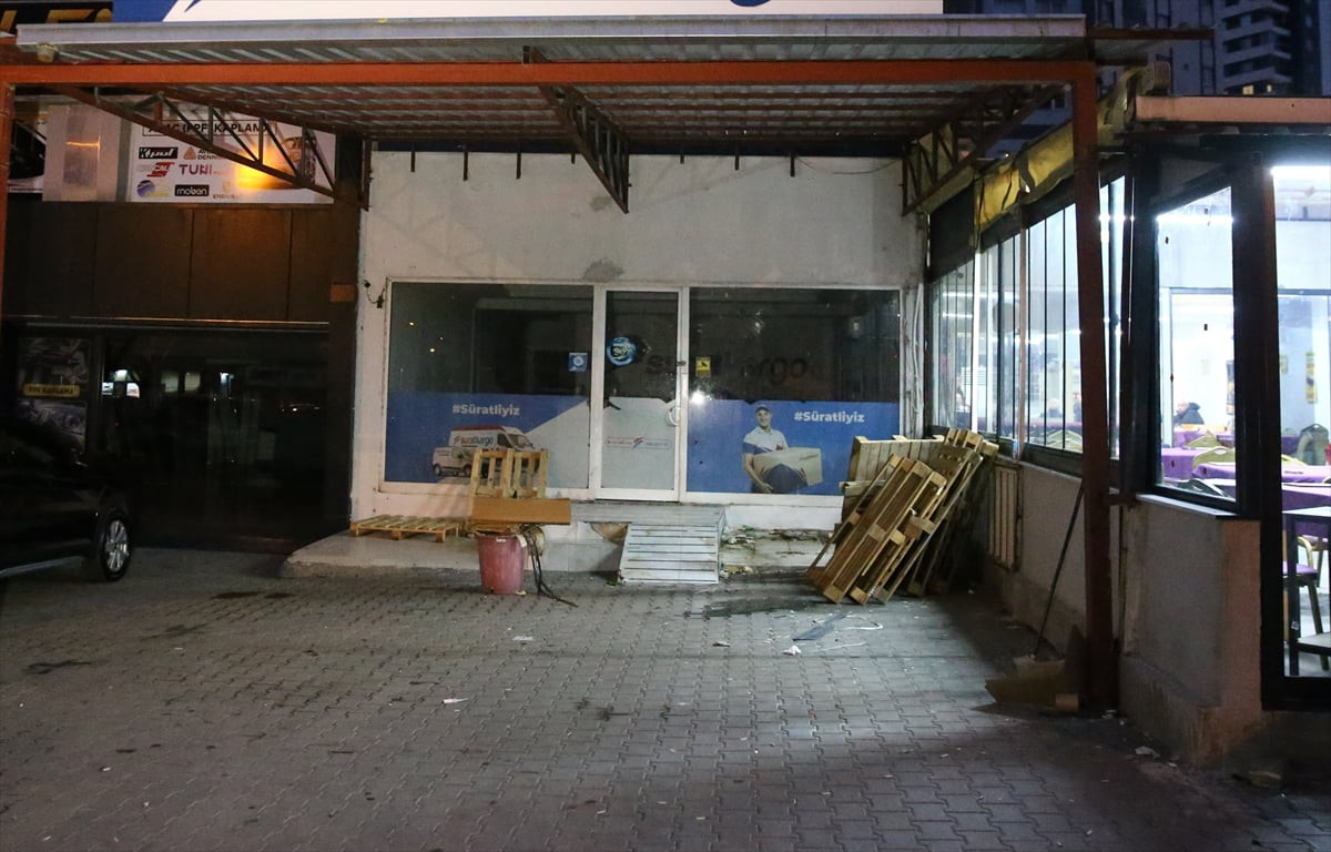 Adana'nın merkez Çukurova ilçesinde, iş yerinde silahlı saldırıya uğrayan kişi hayatını...