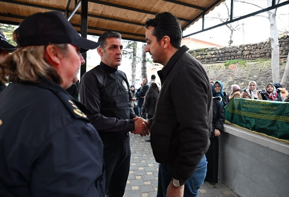 Adana'nın merkez Çukurova ilçesinde yaya geçidinde motosikletin çarptığı bebek arabasındaki 1,5...