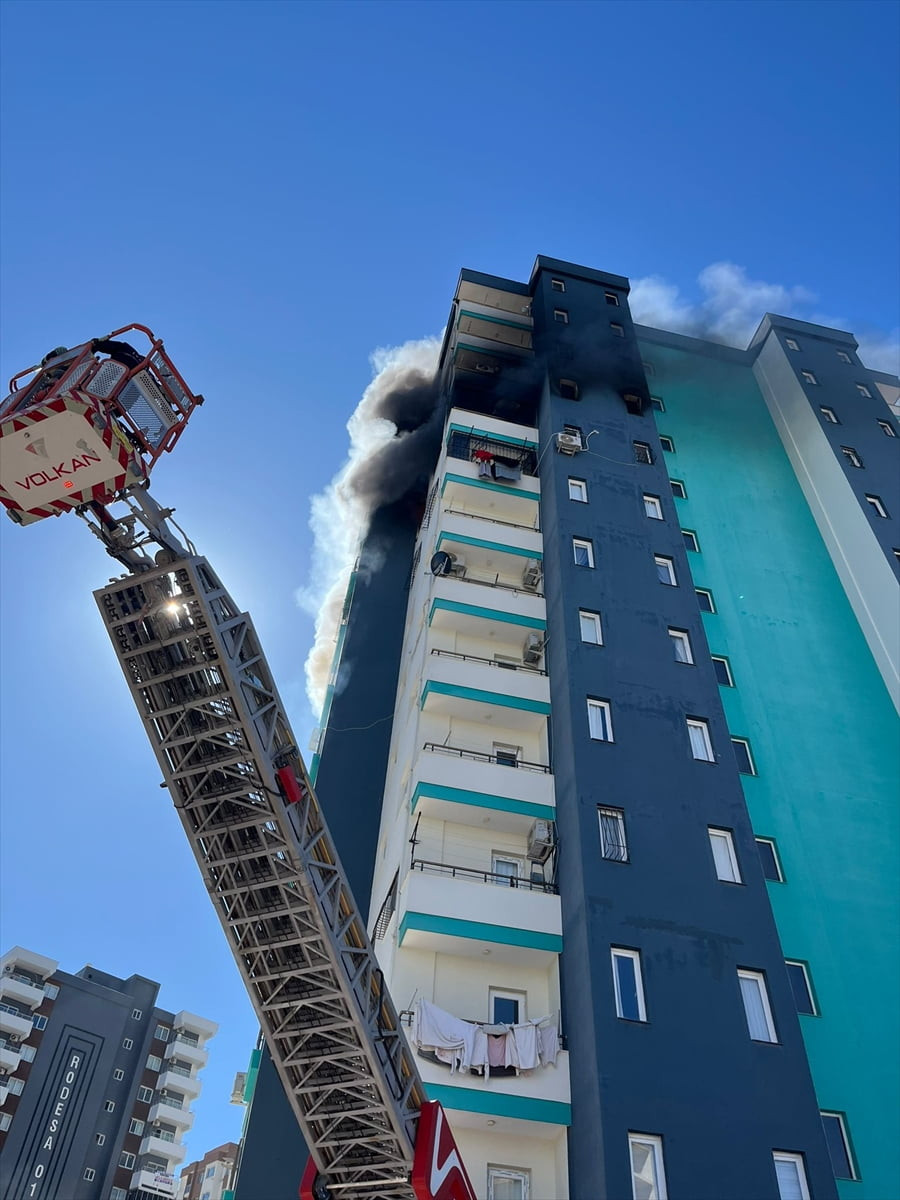 Adana'nın merkez Sarıçam ilçesinde 13 katlı apartmanın 10'uncu katında çıkan yangında binada...