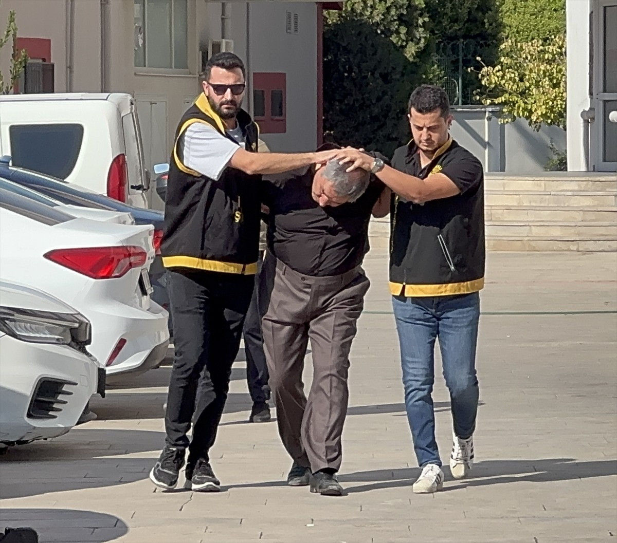 Adana'nın merkez Sarıçam ilçesinde bir kişiyi sokakta pompalı tüfekle vurarak öldüren şüpheli...