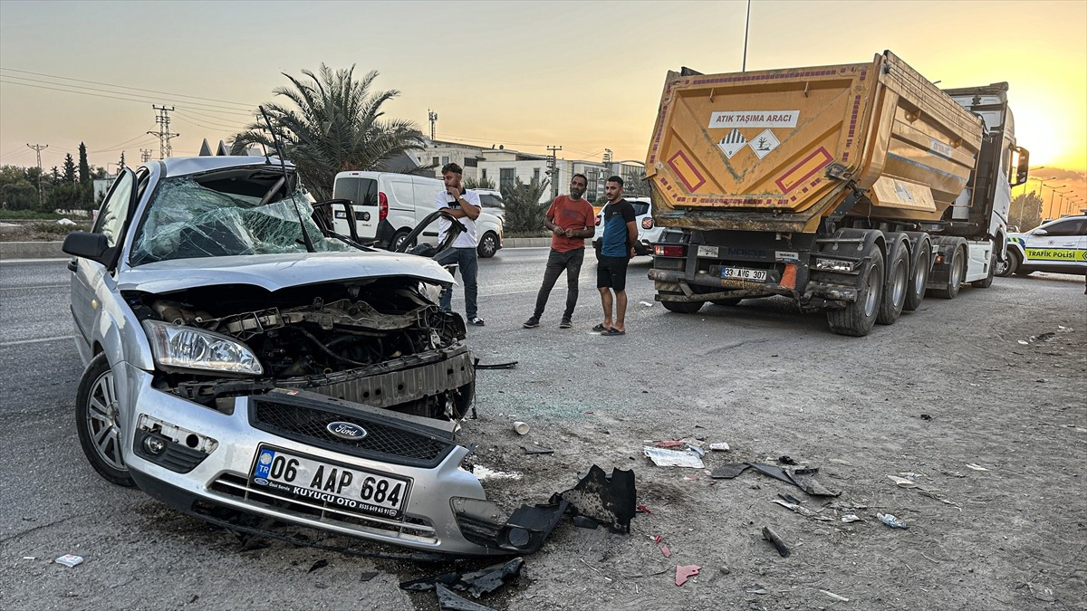 Adana'nın merkez Sarıçam ilçesinde kamyona çarpan otomobildeki 2 kişi hayatını kaybetti, 1 kişi...