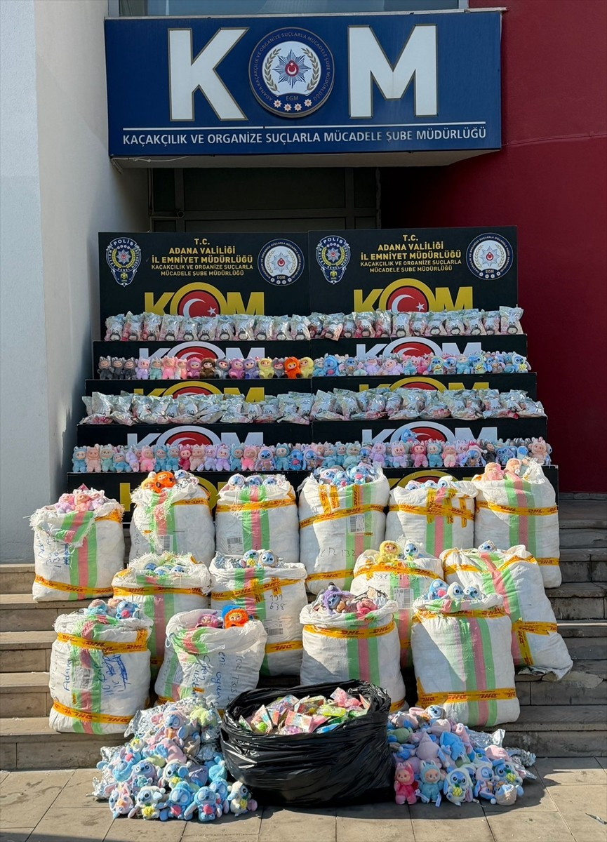 Adana'nın merkez Sarıçam ilçesinde polis ekiplerince düzenlenen operasyonda 2 bin 605 pelüş...
