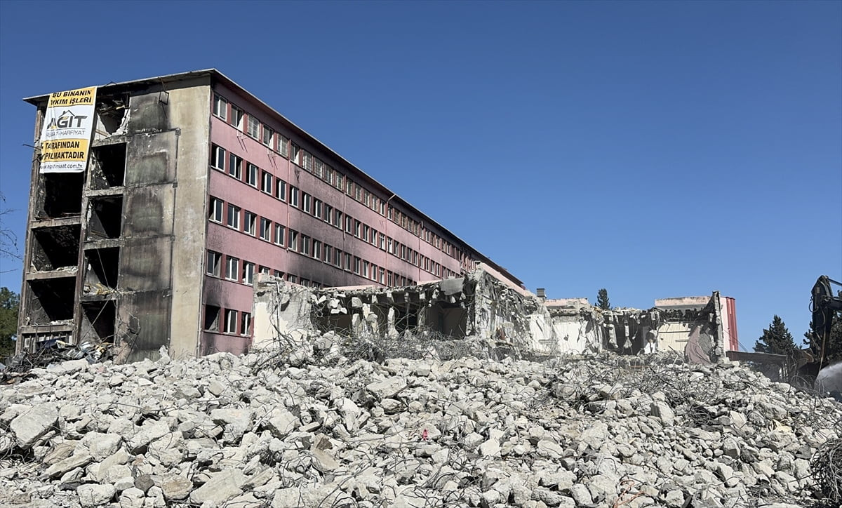 Adana'nın merkez Seyhan ilçesinde 19 Aralık 2023'te çıkan yangında hasar gören eski hastane...