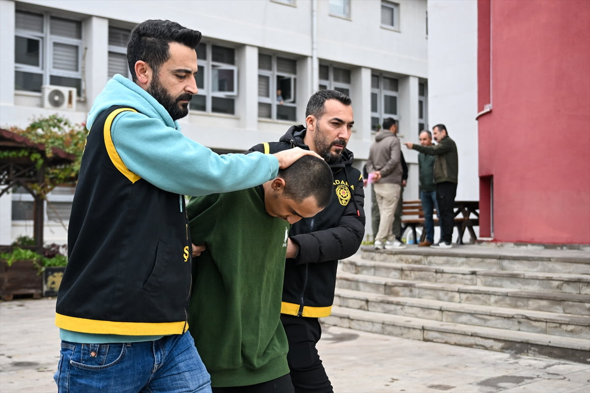 Adana'nın merkez Seyhan ilçesinde 19 yaşındaki gencin sokakta bıçaklanarak öldürülmesiyle ilgili...