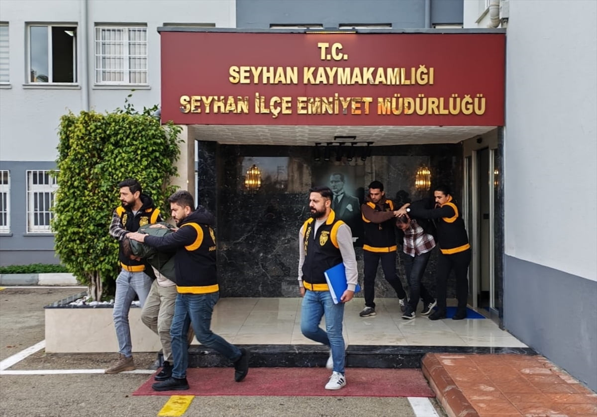 Adana'nın merkez Seyhan ilçesinde 2 ruhsatsız silah ve el bombası ele geçirilen evdeki 4 şüpheli...