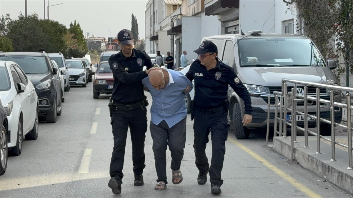 Adana'nın merkez Seyhan ilçesinde, akrabasını pompalı tüfekle vurarak ve darbederek yaralayan...
