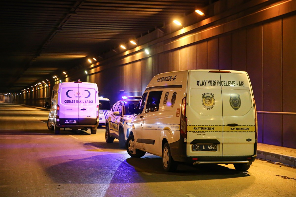 Adana'nın merkez Seyhan ilçesinde alt geçitte karşı şeride geçerek panelvana çarpan cipteki 2 kişi...