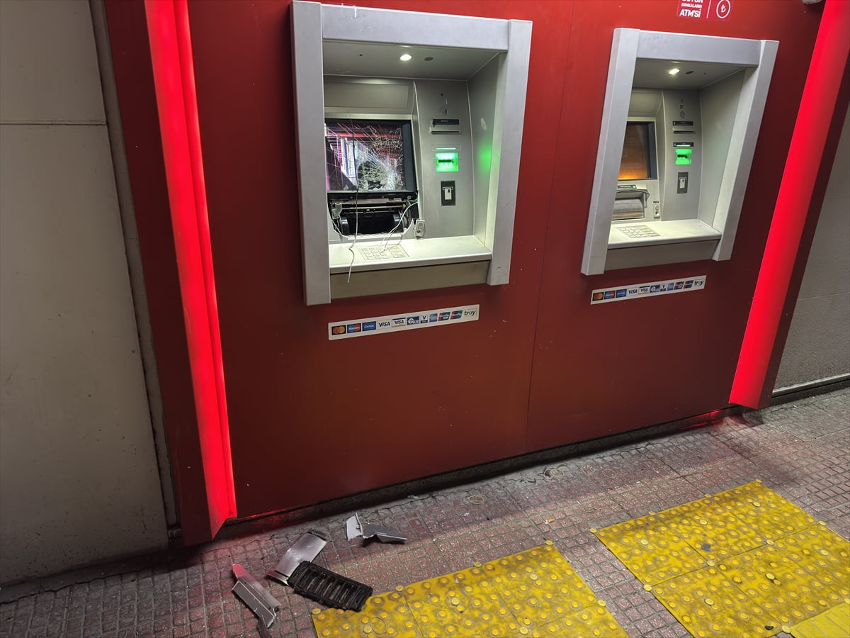 Adana'nın merkez Seyhan ilçesinde ATM'ye zarar veren şüpheli gözaltına alındı.