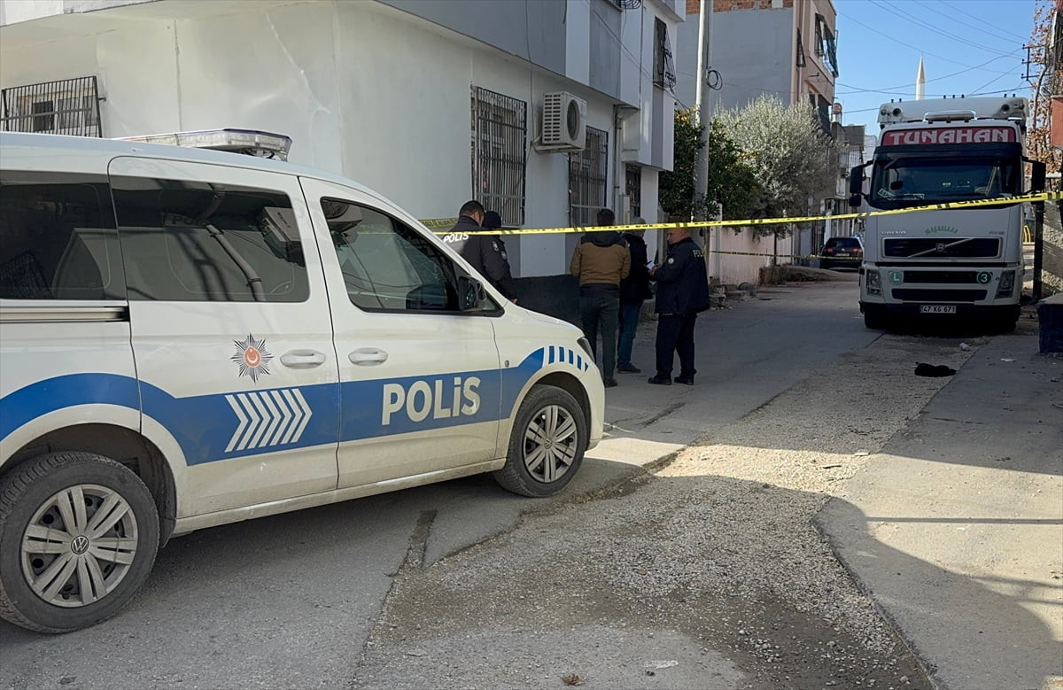 Adana'nın merkez Seyhan ilçesinde bir kişi, sokakta tartıştığı dayısını tabancayla bacağından...