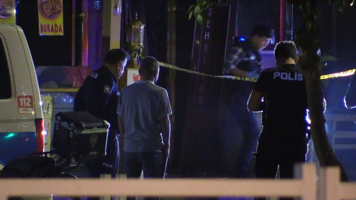 Adana'nın merkez Seyhan ilçesinde bir pastanede çıkan silahlı kavgada 1 kişi yaralandı.