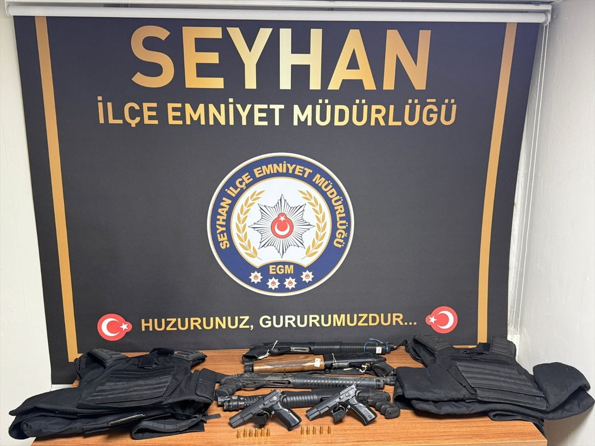 Adana'nın merkez Seyhan ilçesinde evden ve otomobilden birbirlerine silahlarla ateş açan 7 şüpheli...