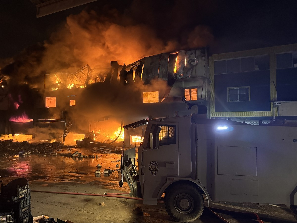 Adana'nın merkez Seyhan ilçesinde hırdavat dükkanında çıkan yangın söndürülmeye...